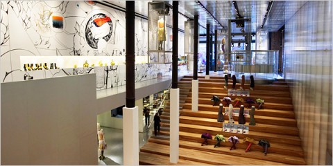 foto del interior de la tienda de Prada en el SoHo de Nueva York