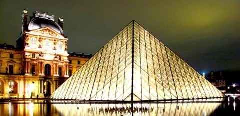 imagen del museo Louvre de Paris de noche